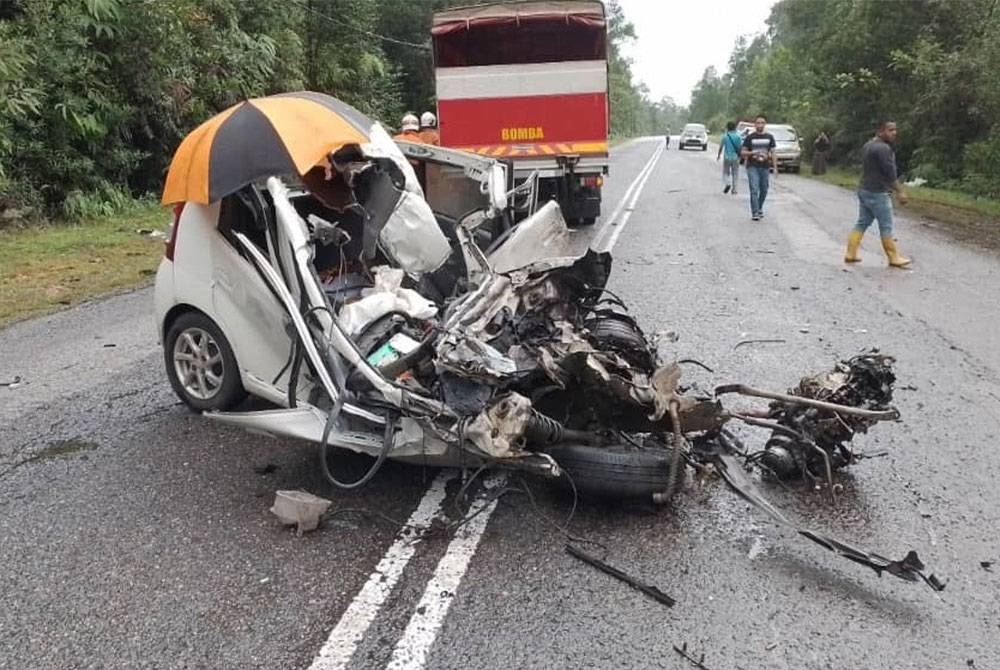 Keadaan Perodua Viva remuk teruk selepas terlibat kemalangan di KM80, Jalan Jerangau-Jabor dekat persimpangan UiTM Bukit Besi, Dungun, pada Selasa. - Foto ihsan bomba