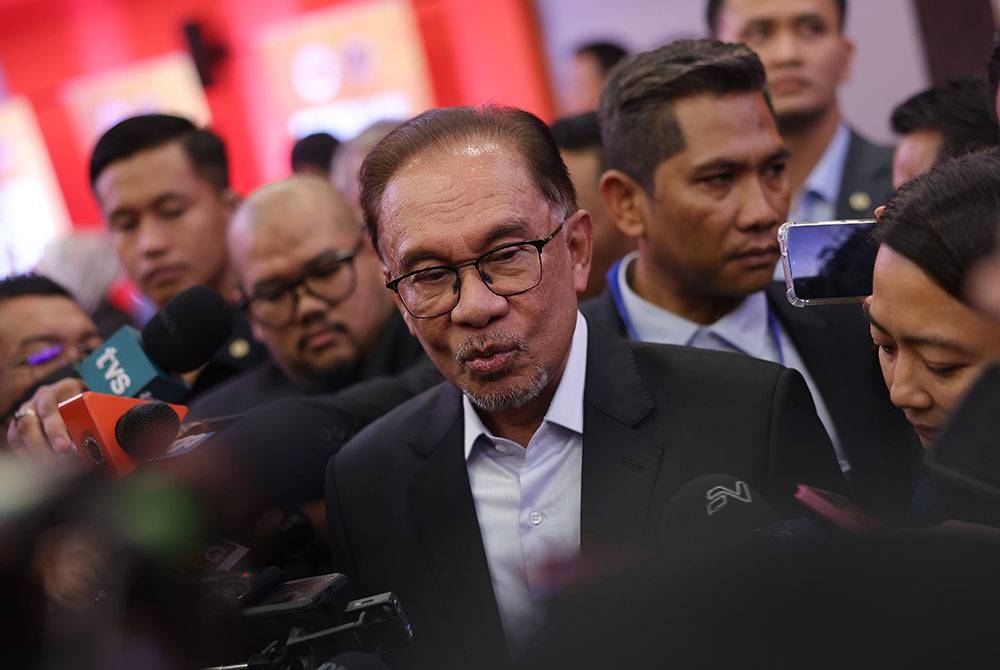 Anwar pada sidang media selepas Majlis Anugerah Sukan Negara 2021 di Majlis Sukan Negara Bukit Jalil pada Selasa. - Foto Bernama