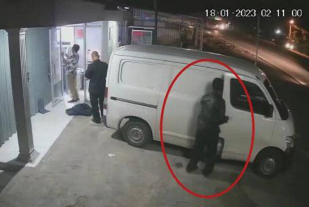 Rakaman CCTV menunjukkan seorang lelaki bertopeng serta berpakaian serba hitam memasuki van.