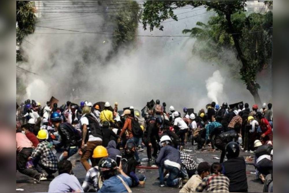 Polis melepaskan tembakan gas pemedih mata ke atas para penunjuk perasaan antirampasan kuasa tentera di Mandalay. - Foto fail AFP