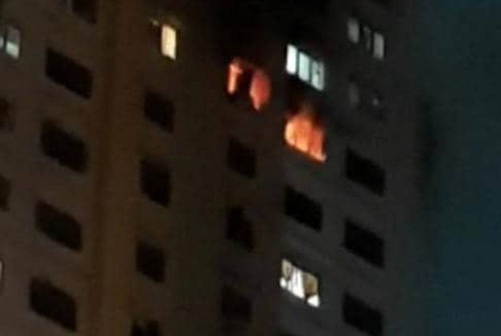 Sebuah unit unit pangsapuri di Flora Damansara di sini, terbakar pada Selasa.