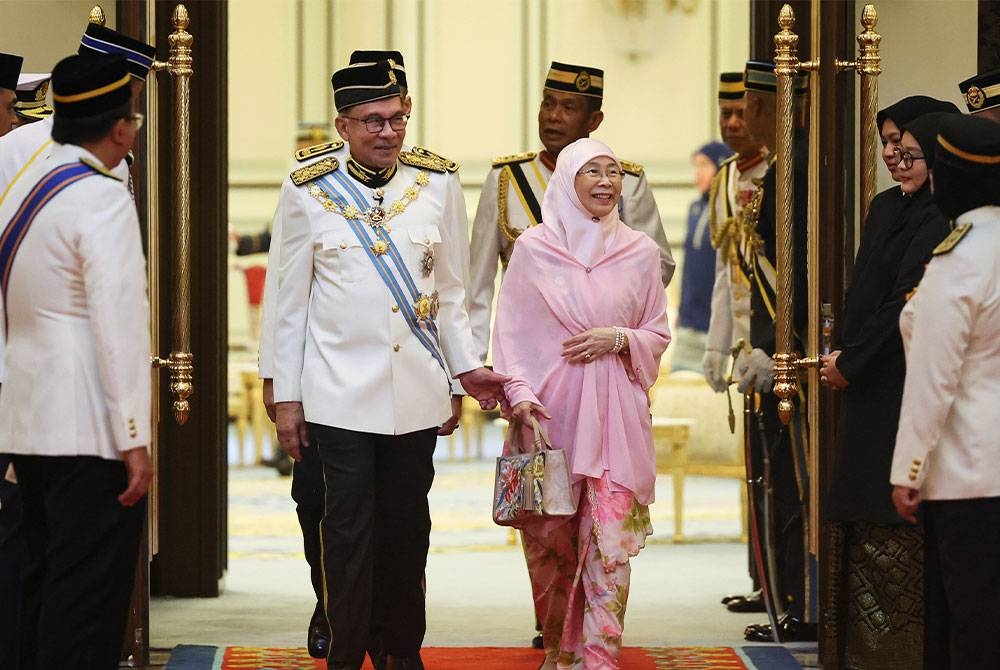 Anwar dan isteri Datuk Seri Dr Wan Azizah Wan Ismail hadir pada Istiadat Pengurniaan Darjah Kebesaran, Bintang dan Pingat Wilayah Persekutuan 2023 sempena Hari Wilayah Persekutuan 2023 di Istana Negara pada Rabu. - Foto Bernama