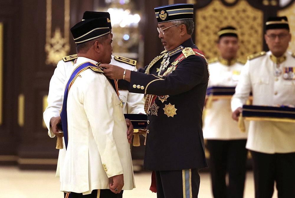 Yang di-Pertuan Agong Al-Sultan Abdullah Ri’ayatuddin Al-Mustafa Billah Shah berkenan mengurniakan Darjah Kebesaran Seri Mahkota Wilayah (SMW) yang membawa gelaran Datuk Seri kepada Menteri Pertanian dan Keterjaminan Makanan Datuk Seri Mohamad Sabu pada Istiadat Pengurniaan Darjah Kebesaran, Bintang dan Pingat Wilayah Persekutuan 2023 di Istana Negara hari ini. - Foto Bernama