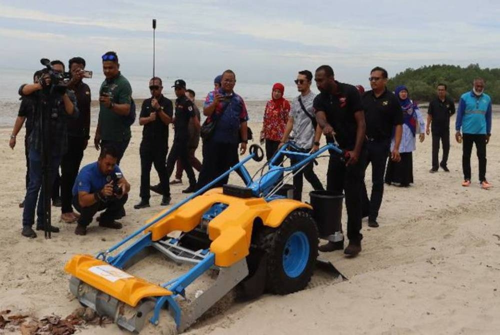 Jentera diuji bagi kerja-kerja pembersihan di Pantai Morib agar lebih efisien dan produktif.