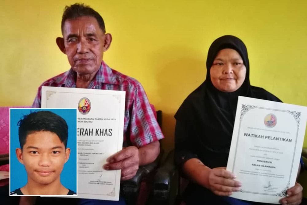 Muhammad dan Suhaila menunjukkan sijil-sijil kecemerlangan dimiliki anaknya Muhammad Shamiel (gambar kecil)