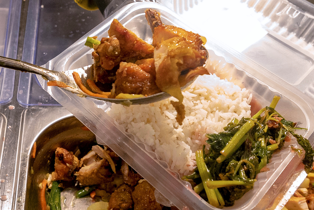 Penyediaan Menu Rahmah adalah hidangan seimbang merangkumi nasi, satu pilihan protein iaitu ayam atau ikan dan sayuran yang ditawarkan dengan harga berpatutan di Pasar Raya Besar Mydin Tunjong, Kota Bharu hari ini. - Foto Bernama