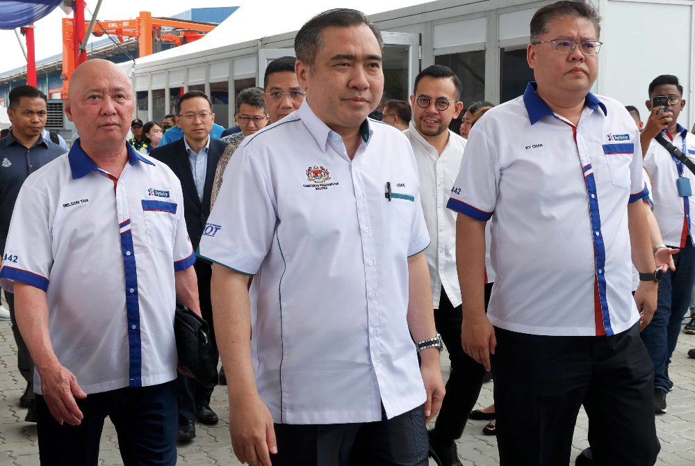 Anthony Loke (tengah) hadir pada Majlis Perasmian Pembukaan Infinity Freight Village 5 (FV5) di Westports, Pulau Indah, Pelabuhan Klang hari ini. - Foto Bernama