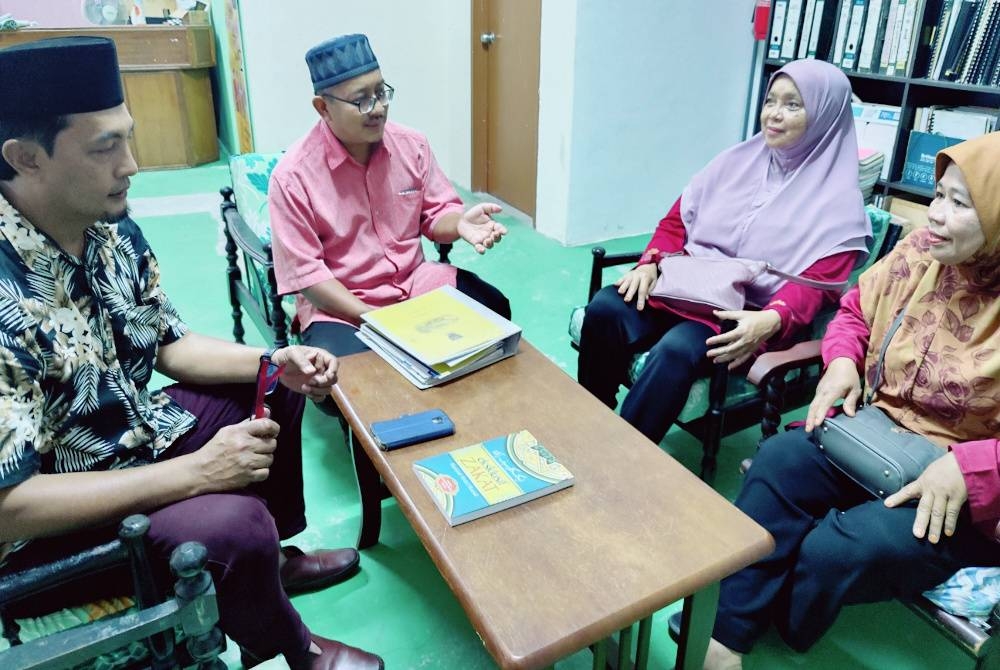 Siti Haliza (kanan), Noorhayati (dua dari kanan) bersama-sama Mohd Hisham (dua dari kiri) dan Kamaruzaman (kiri) menyambut baik usaha kerajaan memperkenalkan program penajaan pengajian percuma kepada pelajar yang menyambung pengajian ke peringkat universiti.