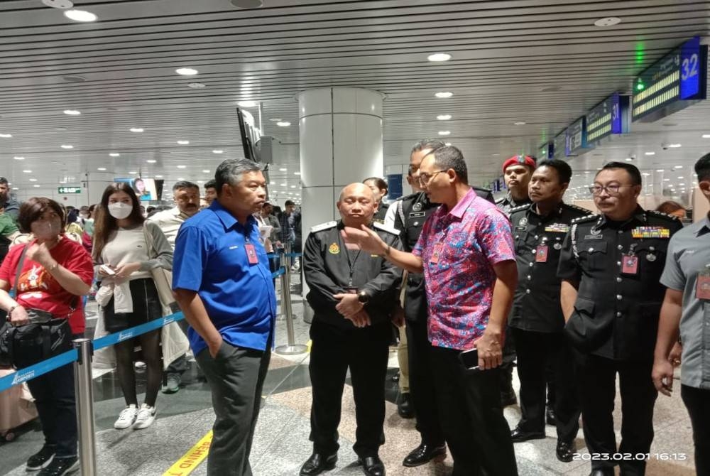 Ketua Pengarah Jabatan Imigresen Malaysia, Datuk Seri Khairul Dzaimee Daud(empat, kanan) ketika tinjauan Pelaksanaan Task Force Mengatasi Kesesakan di KLIA di sini pada Rabu.