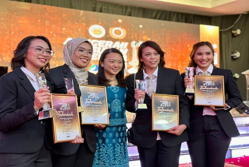 Siti Safiyah (dua kanan) bersama rakan selepas meraih Anugerah Pasukan Wanita Kebangsaan 2021 pada ASN 2021 pada Selasa. Turut kelihatan Menteri Belia dan Sukan, Hannah Yeoh (tengah).