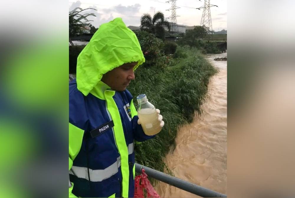 Seorang kakitangan LUAS membuat persampelan air Sungai Gong pada Rabu.