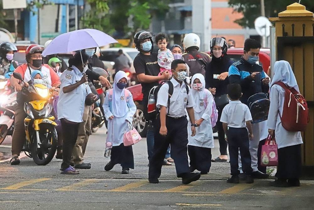 Timbul cadangan supaya waktu persekolahan di Semenanjung dimulakan pada jam 7.30 pagi dianjakkan 30 minit kepada jam 8 pagi. - Gambar hiasan 