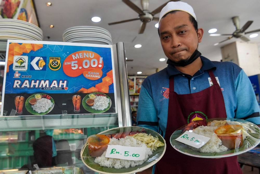 Pekerja restoran menunjukkan contoh Menu Rahmah yang ditawarkan di restorannya ketika tinjauan di Restoran Ali Maju Wisma Sri Rampai, pada Khamis. - Foto Bernama