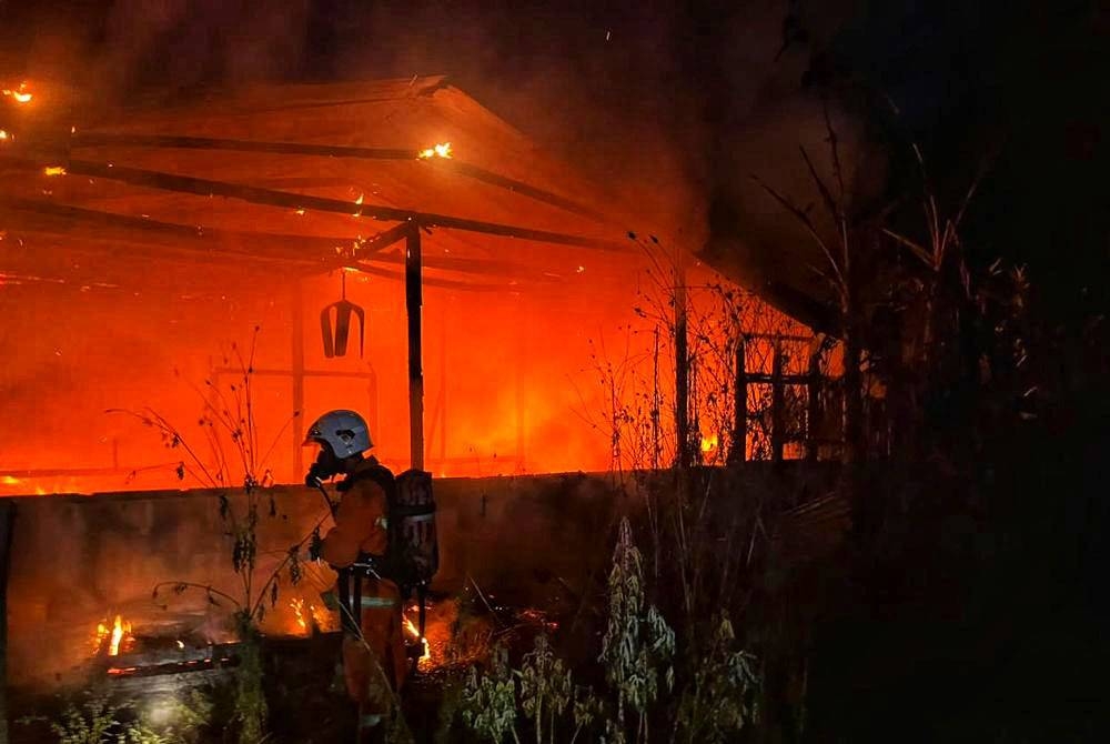 Anggota bomba bertungkus-lumus memadamkan kebakaran rumah mangsa di Kampung Pelantar, Bentong pada Khamis. Foto: ihsan JBPM