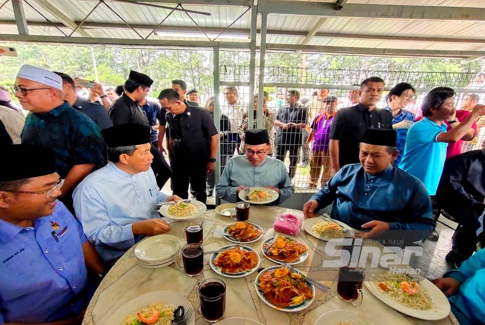 Anwar(tengah) bersama Aminuddin (kanan) dan Mohamad(kiri) menjamu selera di Kedai Makanan dan Minuman Salleh Abdullah di Port Dickson.