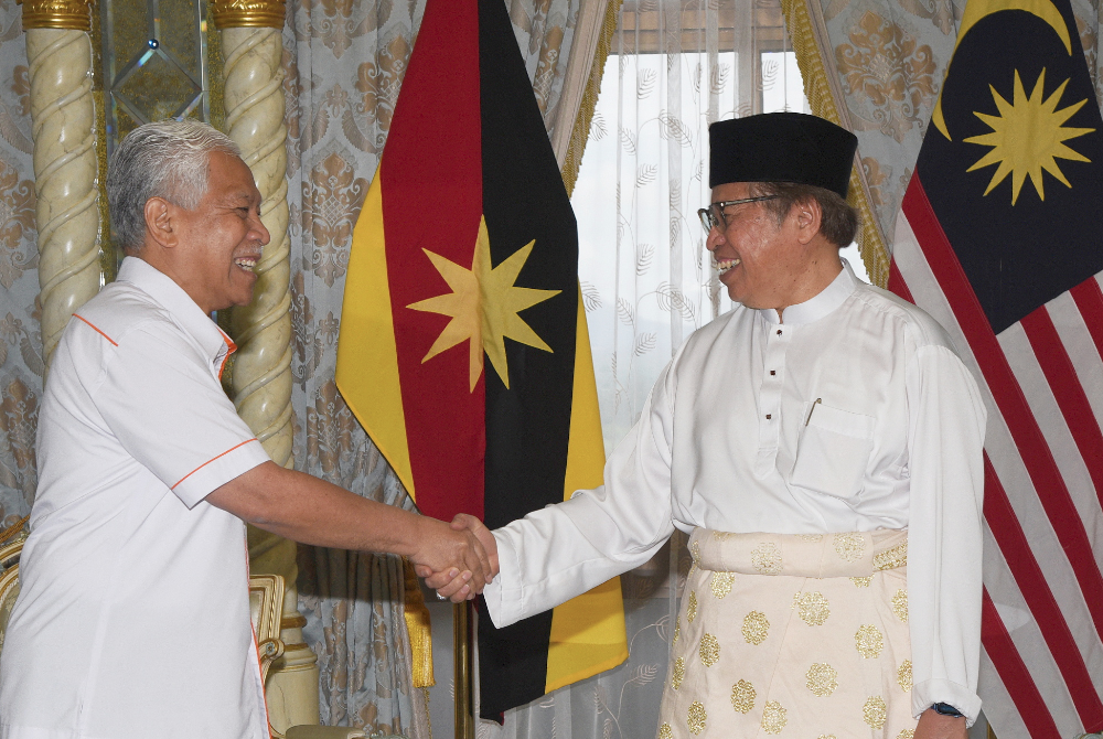 Abang Johari (kanan) bersalaman dengan Idris ketika menerima kunjungan hormat delegasi Felda di Wisma Bapa Malaysia, Kuching hari ini. - Foto Bernama