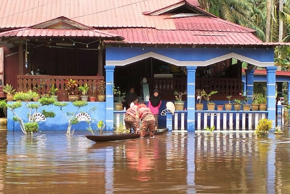 Anggota bomba membantu mangsa banjir di Parit Jayus dan Parit Basri Darat di Yong Peng, Batu Pahat, pada Khamis semasa melakukan pemantauan. - Foto ihsan Jabatan Bomba dan Penyelamat Johor