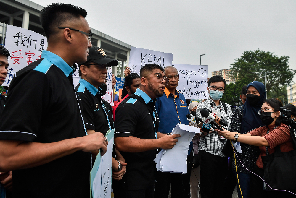 Hishamuddin (tiga dari kiri) pada sidang media mengenai kes penipuan aplikasi e-Ganjaran di hadapan Ibu Pejabat Polis Daerah Sentul hari ini. - Foto Bernama