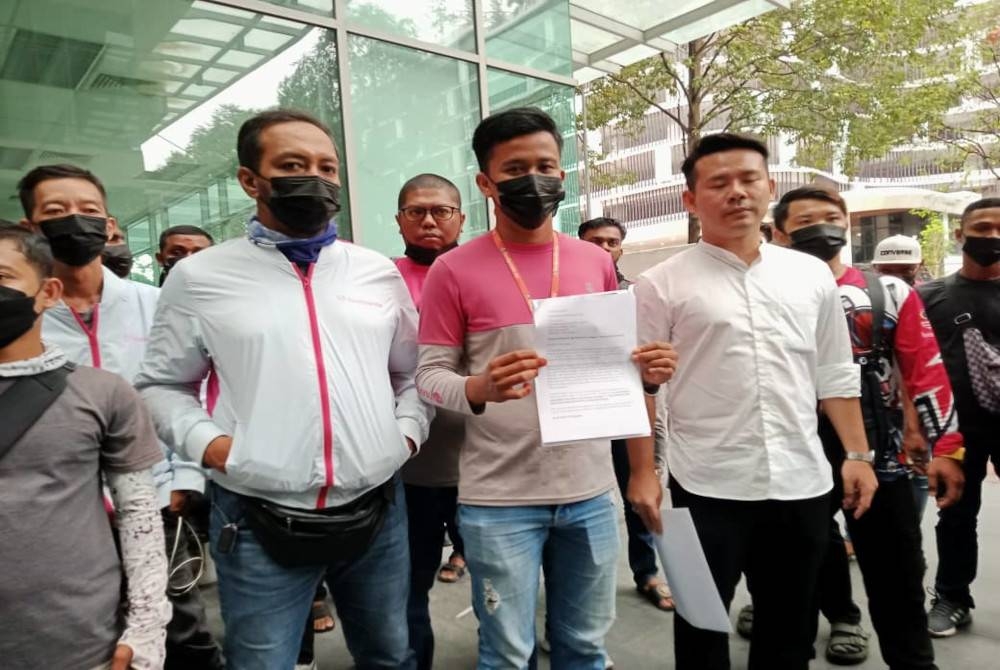 Hampir 100 pekerja penghantar makanan bermotosikal hadir menyampaikan memorandum di hadapan syarikat terbabit di Jalan Chan Sow Lin pada Jumaat.