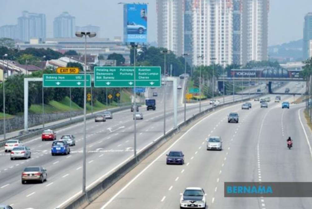 Lencongan sementara dilakukan di Lebuh Raya Shah Alam (LSA) libat sebahagian laluan menghala ke lorong E16, E17, E18 dan E19 Plaza Tol Kemuning arah ke Kuala Lumpur bermula hari ini hingga 13 Februari. - Foto Bernama