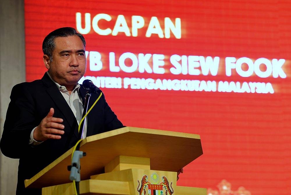 Menteri Pengangkutan Anthony Loke Siew Fook berucap pada Majlis Tautan Mesra & Perpaduan Kementerian Pengangkutan 2023. -Foto Bernama