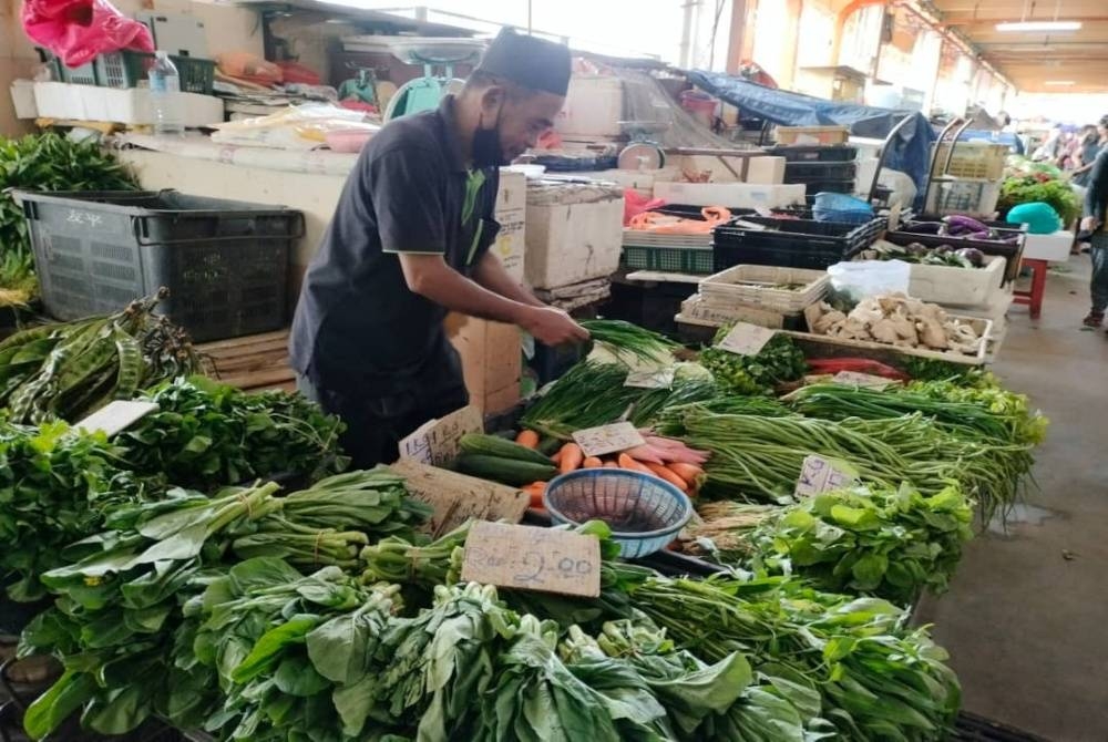 Azman yang berniaga sayur di pasar besar Seremban turut terbeban dengan kenaikan harga bahan mentah itu di pasaran ketika ini.