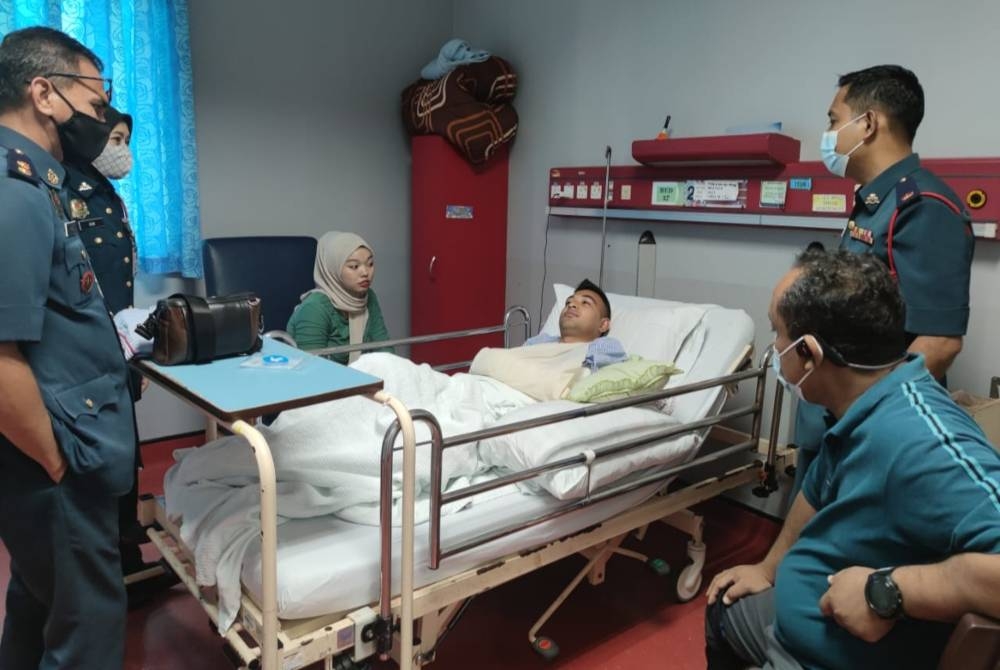 Mohd Nizam yang cedera di tangan kini dilaporkan stabil. - Foto JBPM