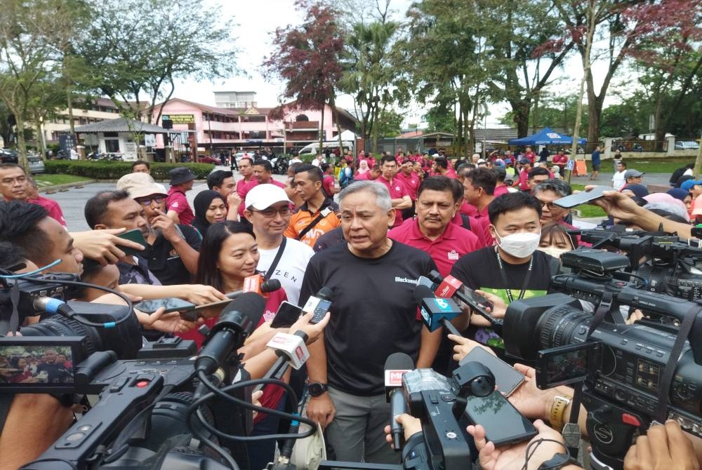 Acryl Sani Abdullah Sani menghadiri program 'hiking' bersama Polis Diraja Malaysia di Taman Persekutuan Bukit Kiara, di sini, pada Sabtu.