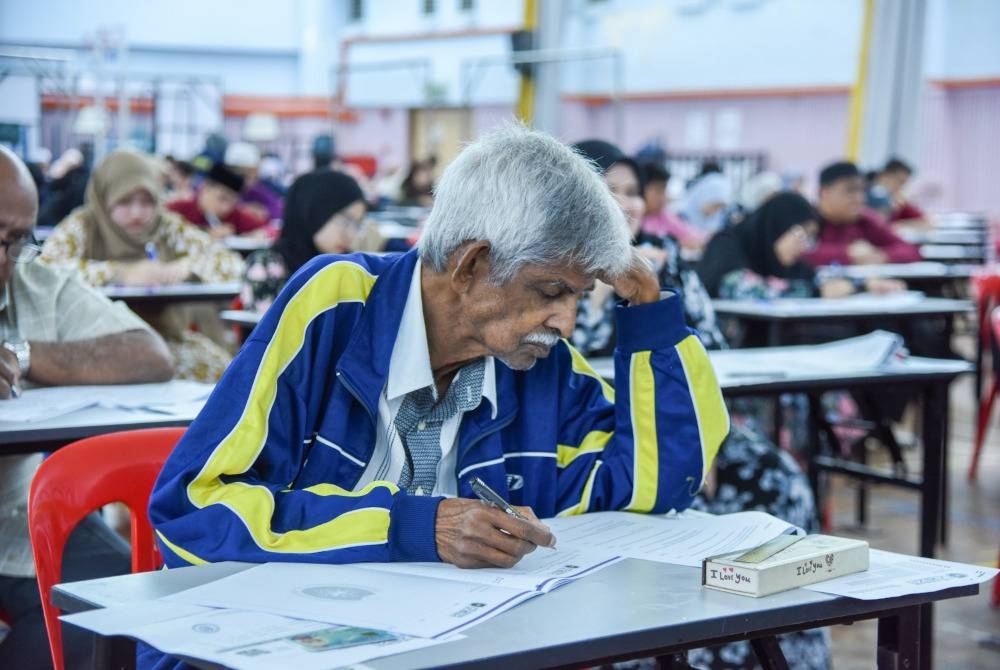 M Krishnan ketika menduduki peperiksaan bagi subjek Pengantar Teknologi Maklumat di Dewan Gemilang, UniSZA Kampus Gong Badak pada Jumaat.