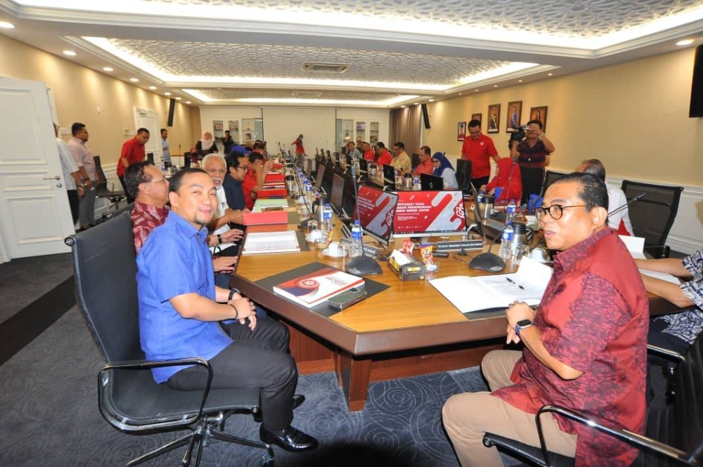 Mohamed Khaled (kanan) mempengerusikan Mesyuarat Perhubungan UMNO Johor di bangunan UMNO Johor pada Sabtu.