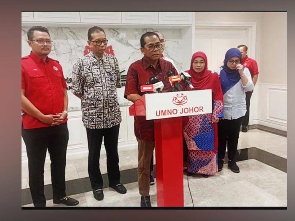 Mohamed Khaled (depan) pada sidang akhbar selepas Mesyuarat Khas Perhubungan UMNO Johor di bangunan UMNO negeri pada Sabtu.