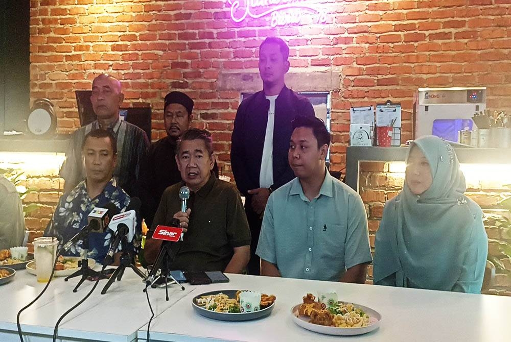 Salahuddin ( tiga dari kanan) pada sidang akhbar memperkenalkan Menu Rahmah di sebuah restoran di Bandar Dato Onn, Johor Bahru pada Sabtu.