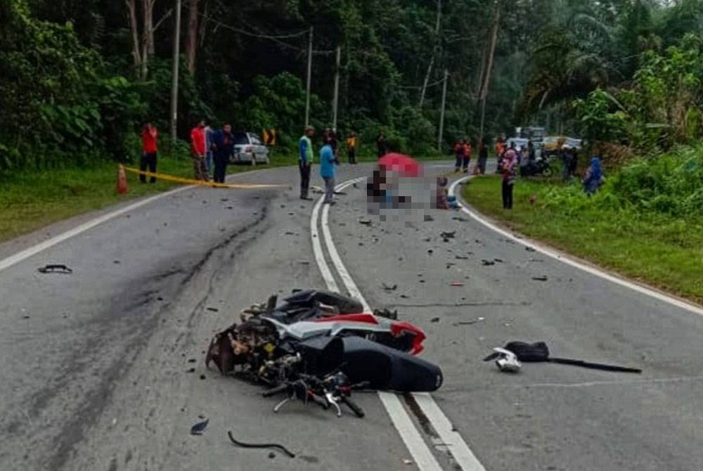 Keadaan motosikal ditunggangi mangsa bersama isteri remuk akibat kemalangan di KM17 Jalan Jerantut-Benta pada Sabtu. Foto: PDRM