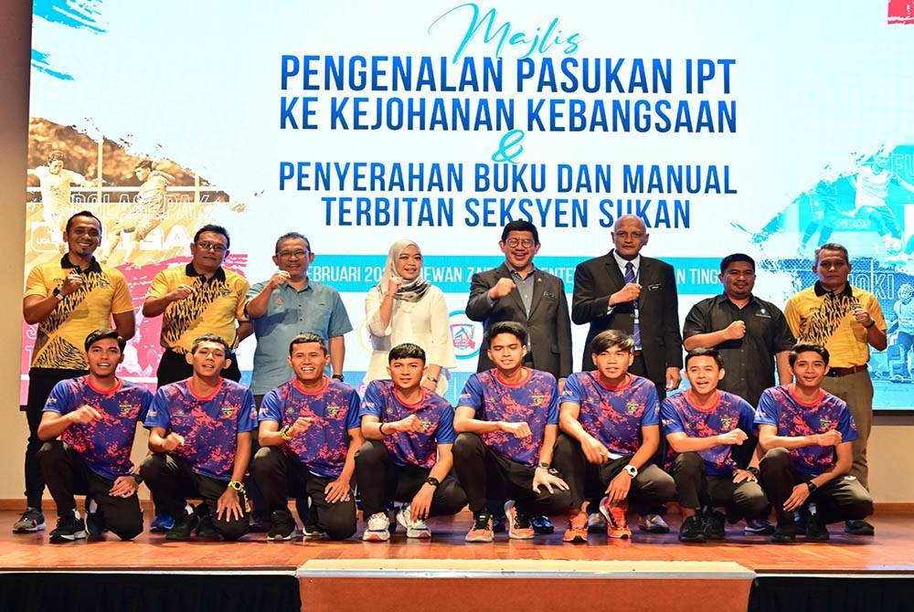 Dr Megat Sany (belakang lima kiri), Norisma (belakang empat kiri) dan Dr Pekan (belakang enam kiri) bersama KPT-MASUM Knights (sepak takraw) di Putrajaya. FOTO: KPT