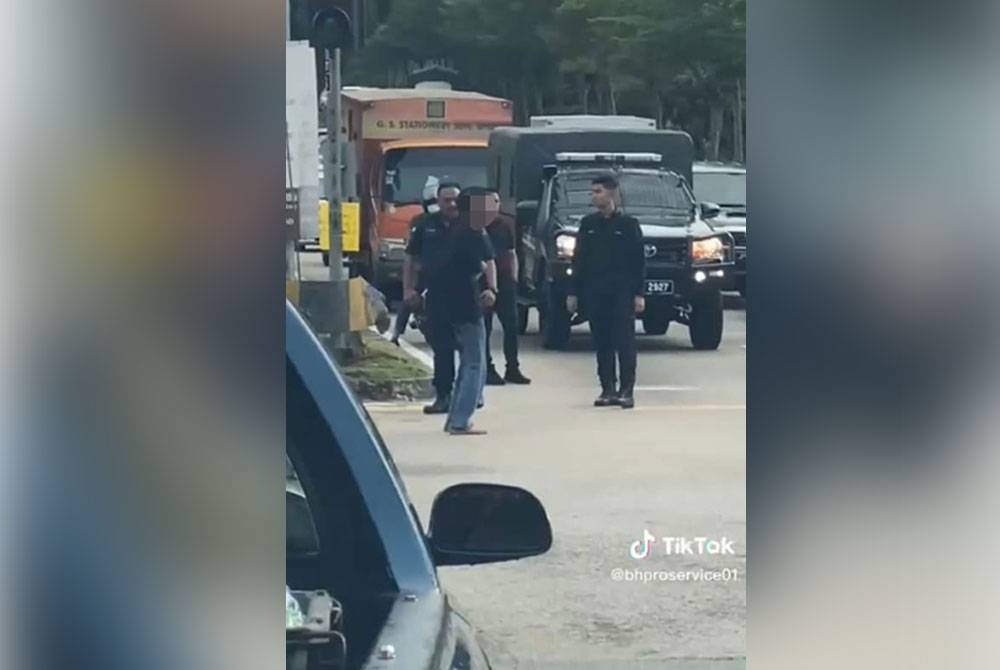 Tangkap layak video tular yang memaparkan seorang lelaki sedang dipujuk anggota polis selepas membuat kacau di persimpangan lampu isyarat di Jalan Suria, Bandar Seri Alam, Pasir Gudang, pada Sabtu.