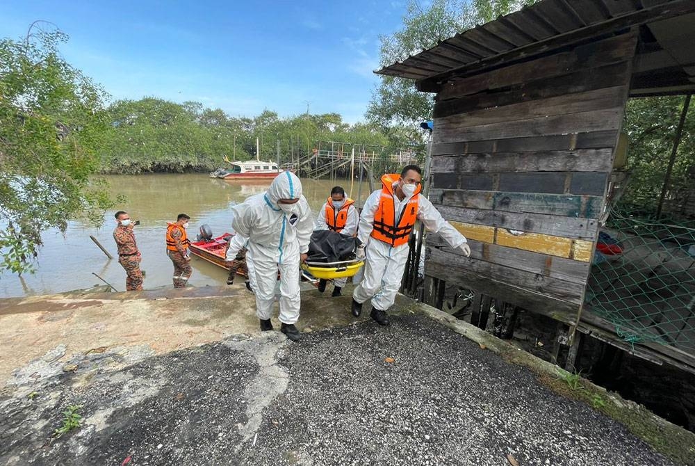 Bomba mengusung mayat seorang lelaki ditemui lemas di dalam sungai berhampiran Taman Muara, Sungai Buloh di sini pada Ahad.