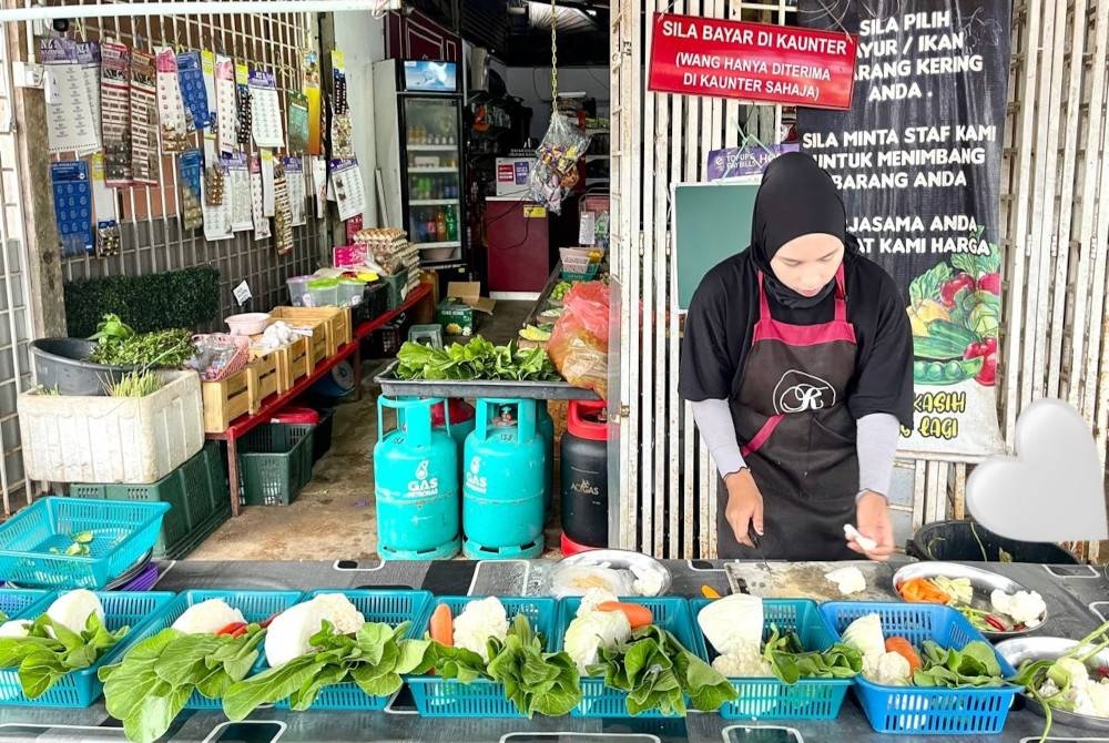 Set barang mentah berharga antara RM4 hingga RM10 dijual kepada pelanggan bermula jam 10 pagi.