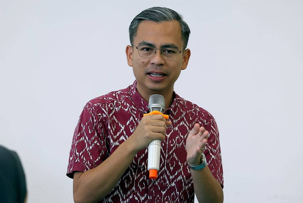 Menteri Komunikasi dan Digital Fahmi Fadzil ketika berucap pada program ramah mesra dan gotong-royong di Residensi Suria Pantai pada Ahad. - Foto Bernama.