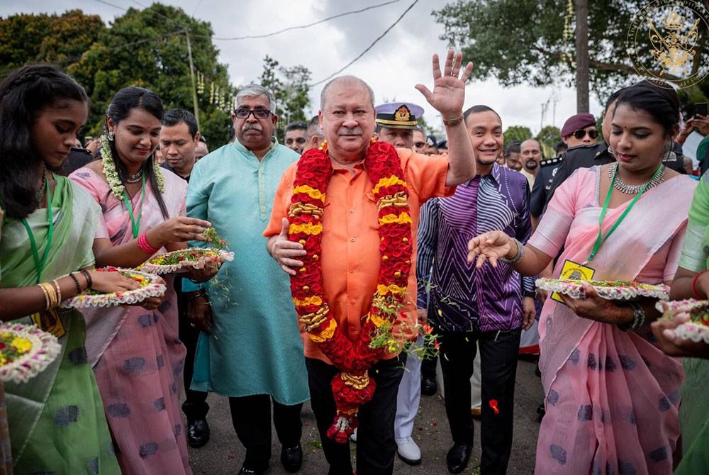 Sultan Johor berkenan berangkat ke majlis santapan sempena perayaan Thaipusam di Kuil Arulmigu Sri Balasubramaniar di Skudai, Johor Bahru, pada Ahad