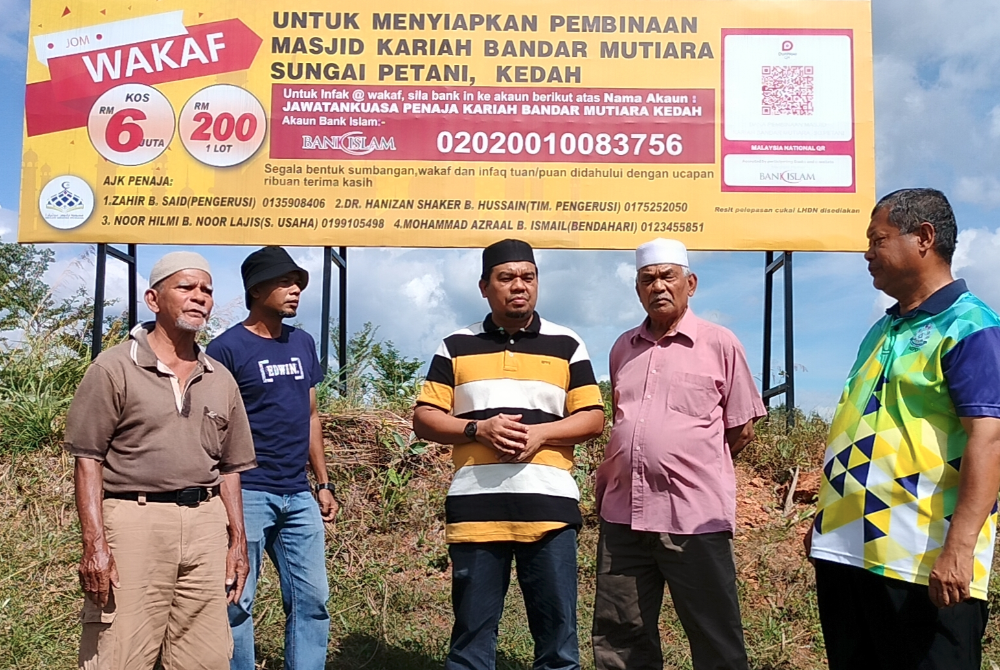 Zahir (tengah) menunjukkan tapak masjid Kariah Bandar Mutiara, Sungai Petani, Kedah.