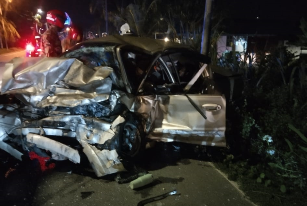 Keadaan salah sebuah kereta remuk selepas terlibat dalam kemalangan di Jalan Junid, Muar pada awal pagi Ahad.