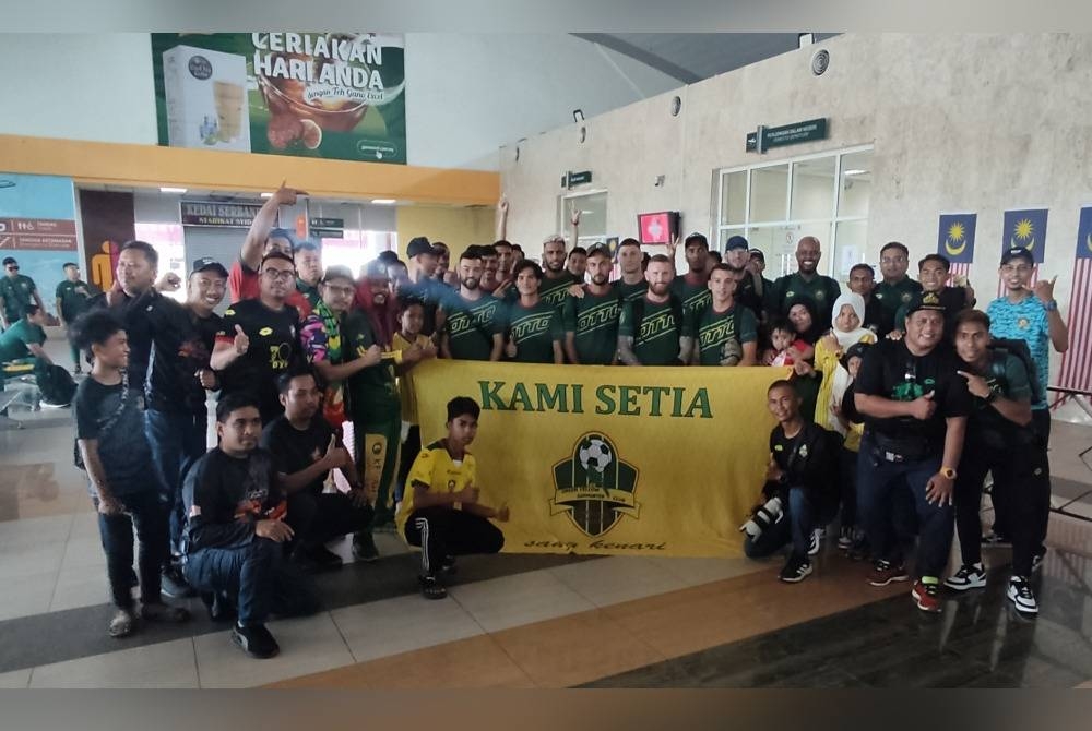 Pemain Sang Kenari bergambar bersama penyokong Kedah di Lapangan Terbang Sultan Abdul Halim Alor Setar.