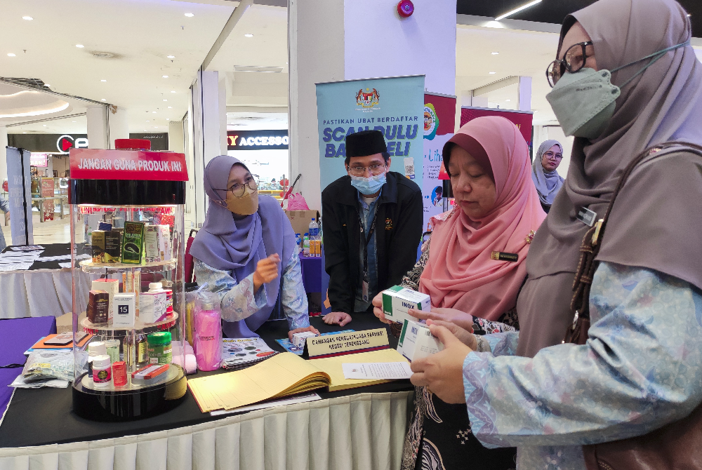 Dr Kasemani (dua dari kanan) melihat produk yang dipamerkan sempena Program Gerak Gempur Cakna Ubat Tahun 2023 di KTCC Mall, Kuala Terengganu pada Ahad.