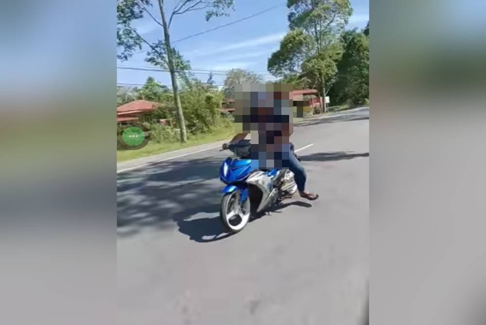 Seorang duda dilihat berkelakuan tidak senonoh sambil menunggang motosikal di Jalan Teroi-Sungai Yan, Kedah.