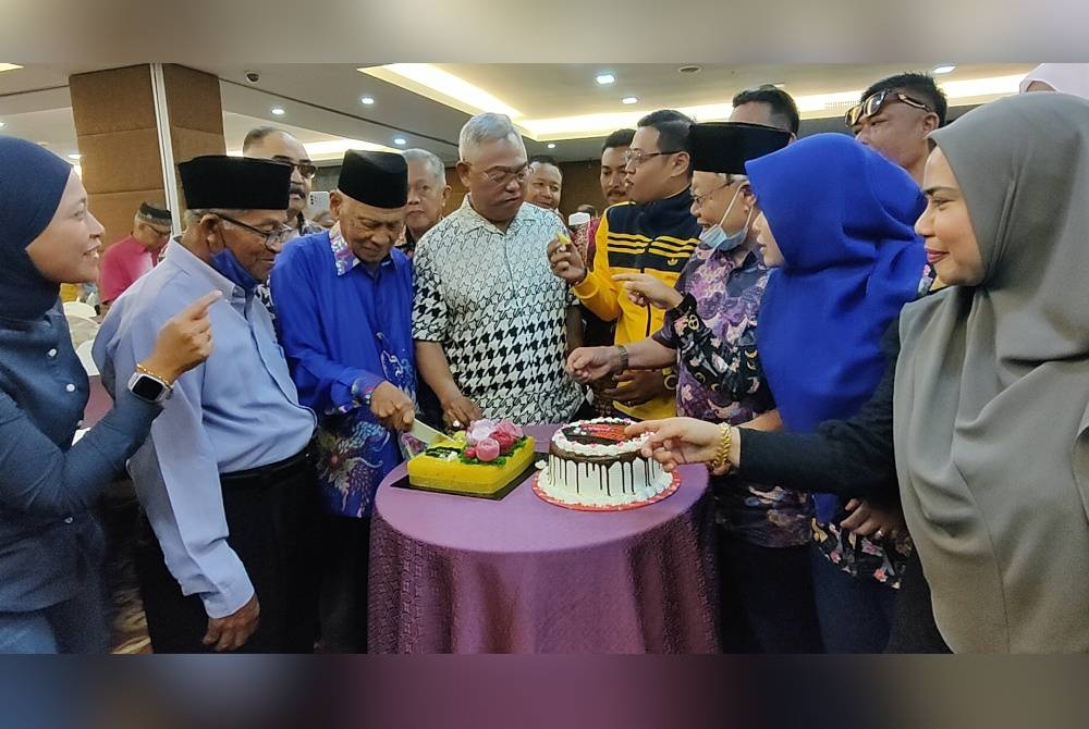 Noh (empat dari kiri) memotong pulut kuning pada Majlis Jasamu Dikenang di Apps Hotel Pasir Penambang di sini pada Ahad