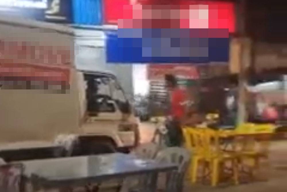 Tangkap layar video orang awam memarahi tindakan pemandu lori terbabit