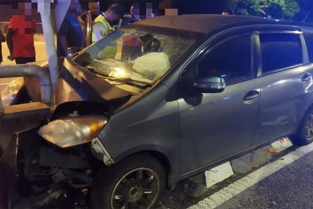 Kereta dipandu mangsa terbabas sebelum merempuh pembahagi jalan dalam kemalangan di susur keluar Damansara Damai di Jalan Kepong-Sungai Buloh pada Isnin.