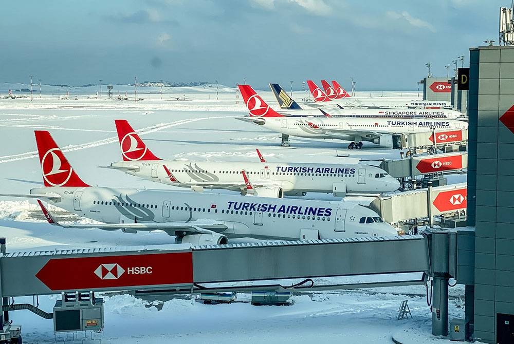 Penerbangan domestik dan antarabangsa ke beberapa bandar yang dijadualkan pada 6-7 Februari dibatalkan akibat salji tebal di Istanbul. - Foto: Reuters