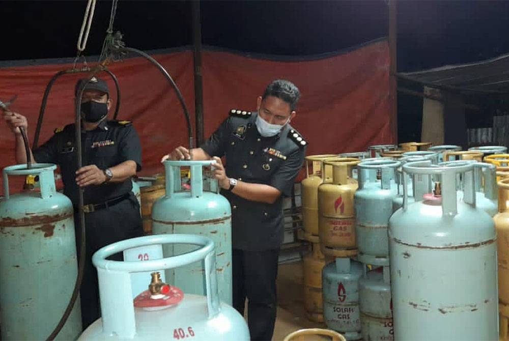 Stor yang disyaki digunakan sebagai tempat memindahkan gas LPG bersubsidi ke dalam tong gas LPG kegunaan industri. - Foto: FB KPDN Negeri Sembilan