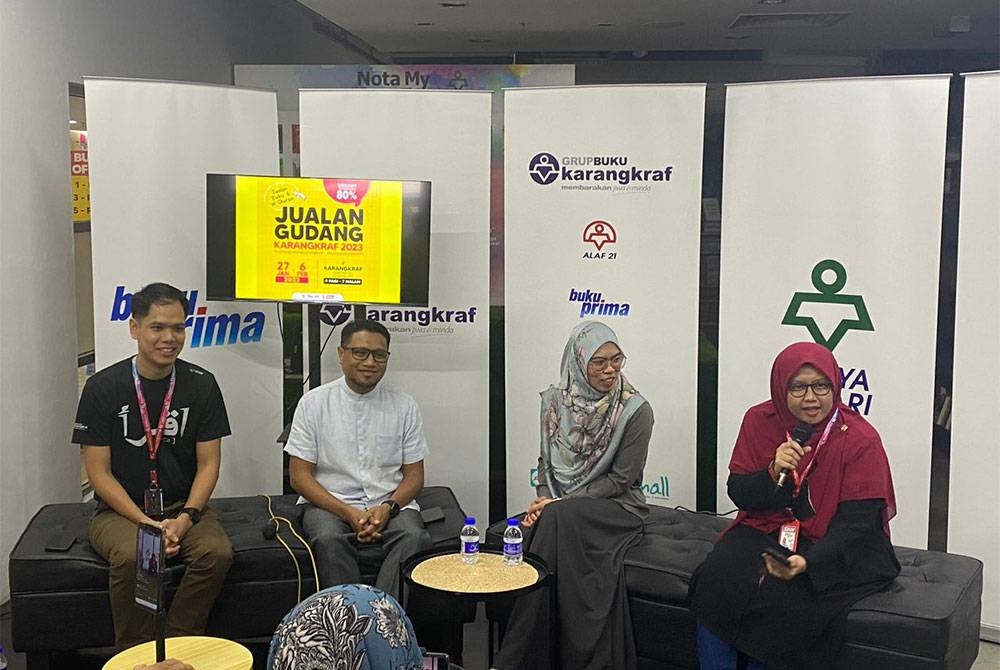 Dari kiri: Izzat Izahar, Mohd Ikram, Fatin Syamimy dan Azzah semasa program Krafikir yang bertajuk Buku Kita: Nak Ke Mana Sebenarnya? yang berlangsung di Kumpulan Karangkraf sempena Jualan Gudang Karangkraf 2023.